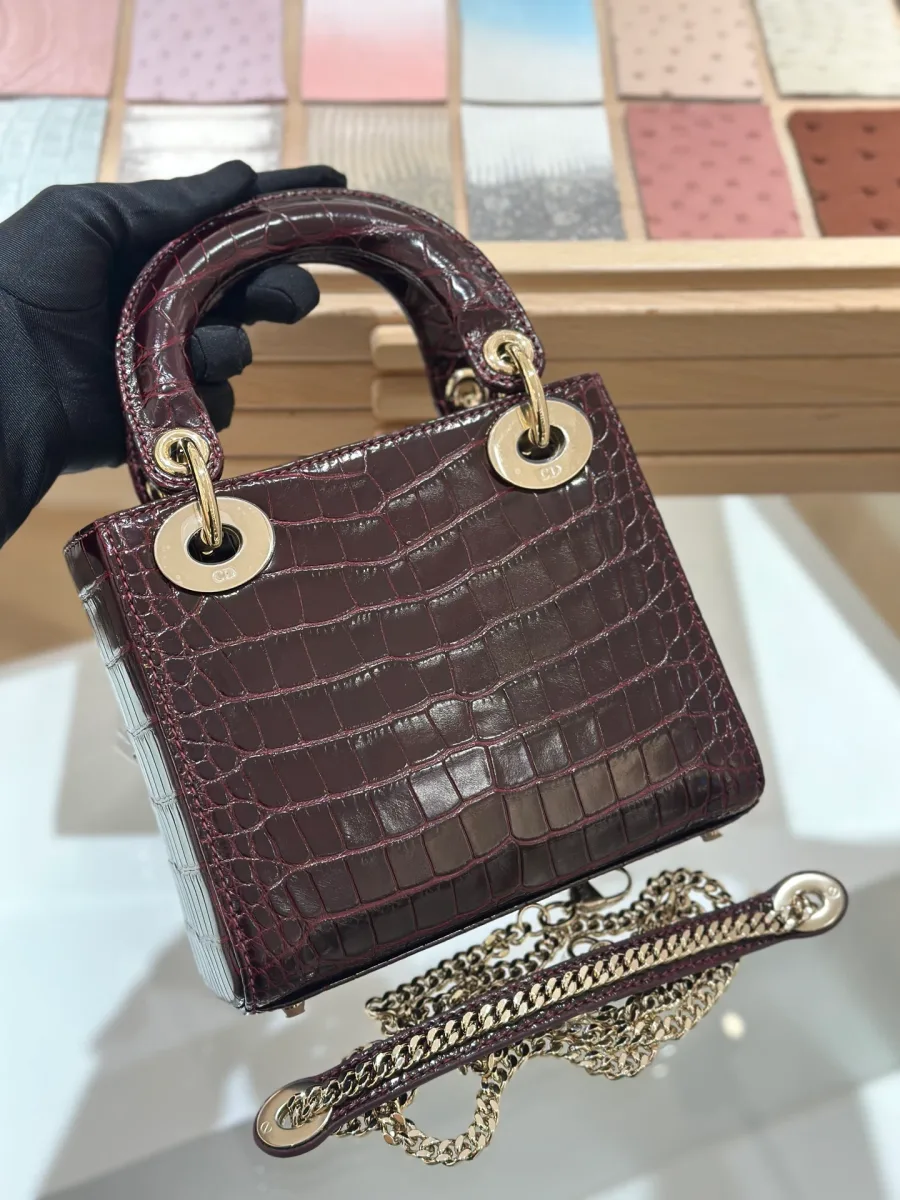 Вид спереди бордовой сумки Lady Dior 17 из фактурной кожи крокодила