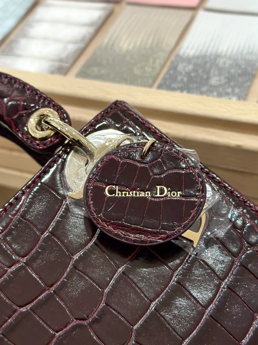 Кожаный ярлык с золотистым тиснением Christian Dior на внутренней стороне подвески