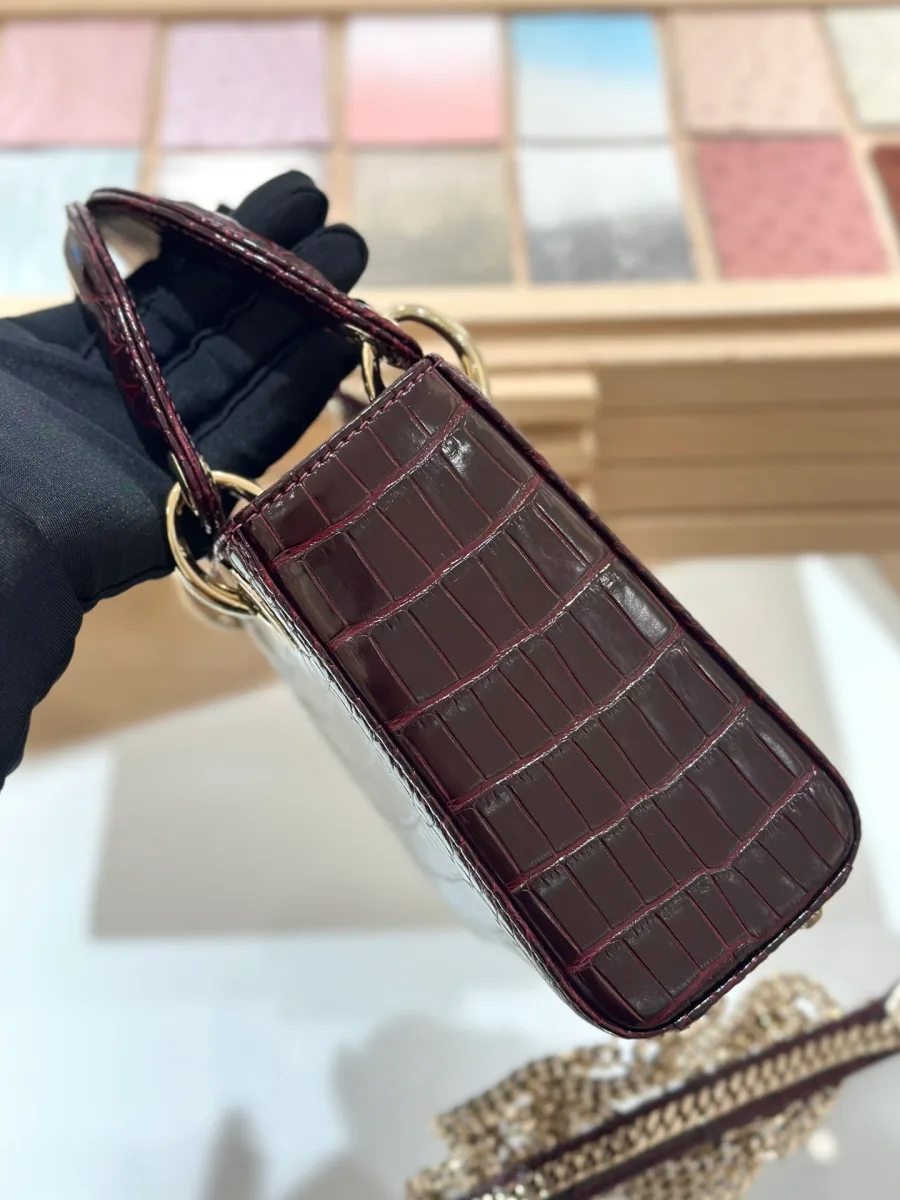 Боковая сторона бордовой сумки Lady Dior 17, демонстрирующая фактуру кожи