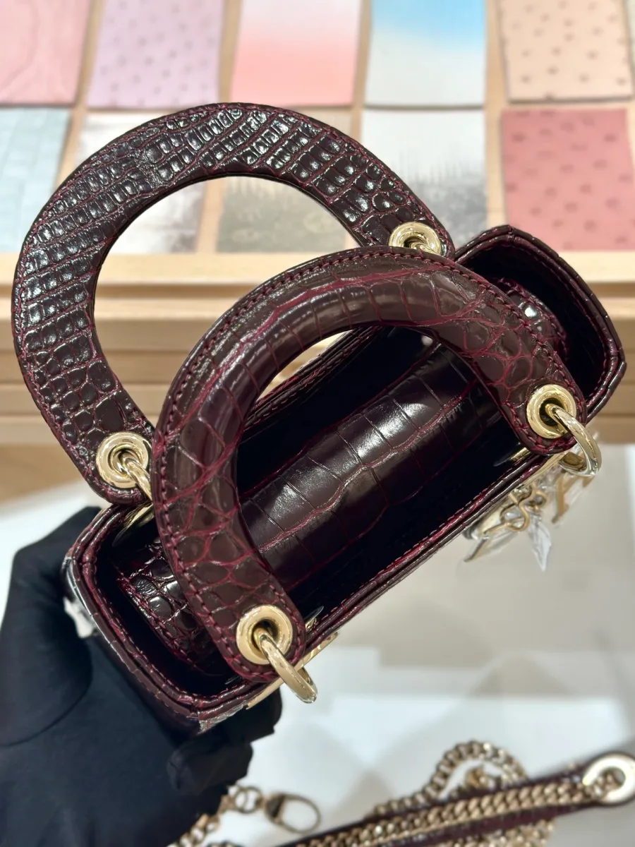 Вид сверху на открытое отделение бордовой сумки Lady Dior 17