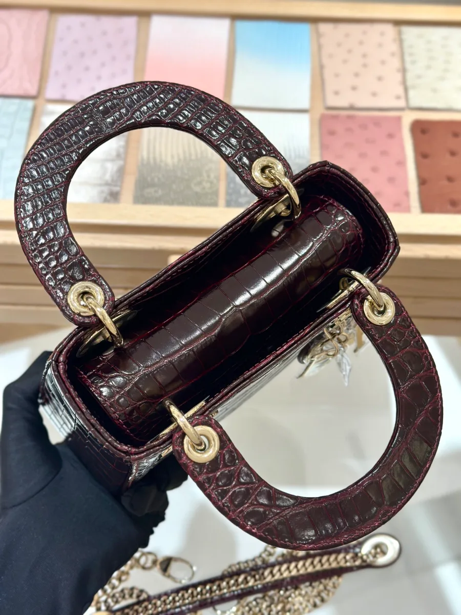 Вид сверху на закрытую бордовую сумку Lady Dior 17 с ручками
