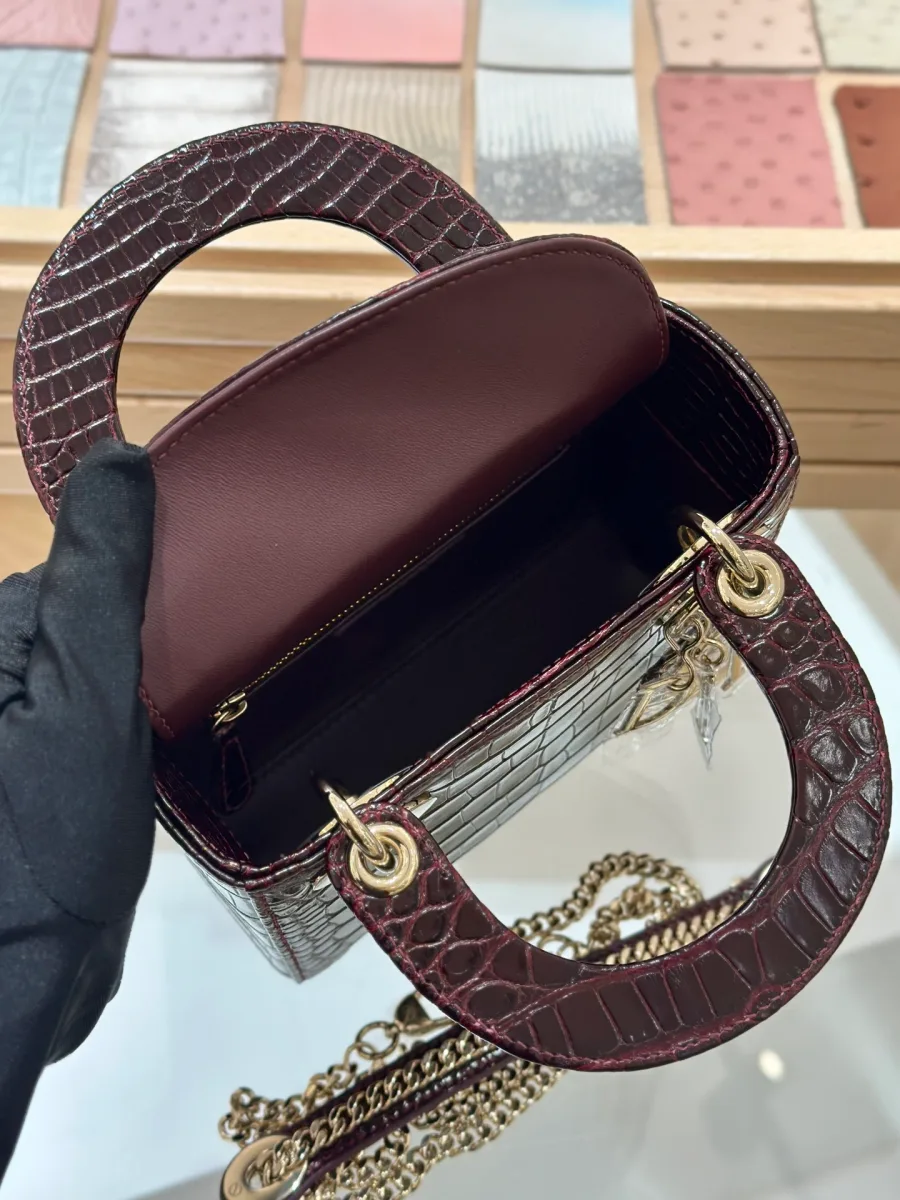 Внутреннее отделение бордовой сумки Lady Dior 17 с открытым клапаном