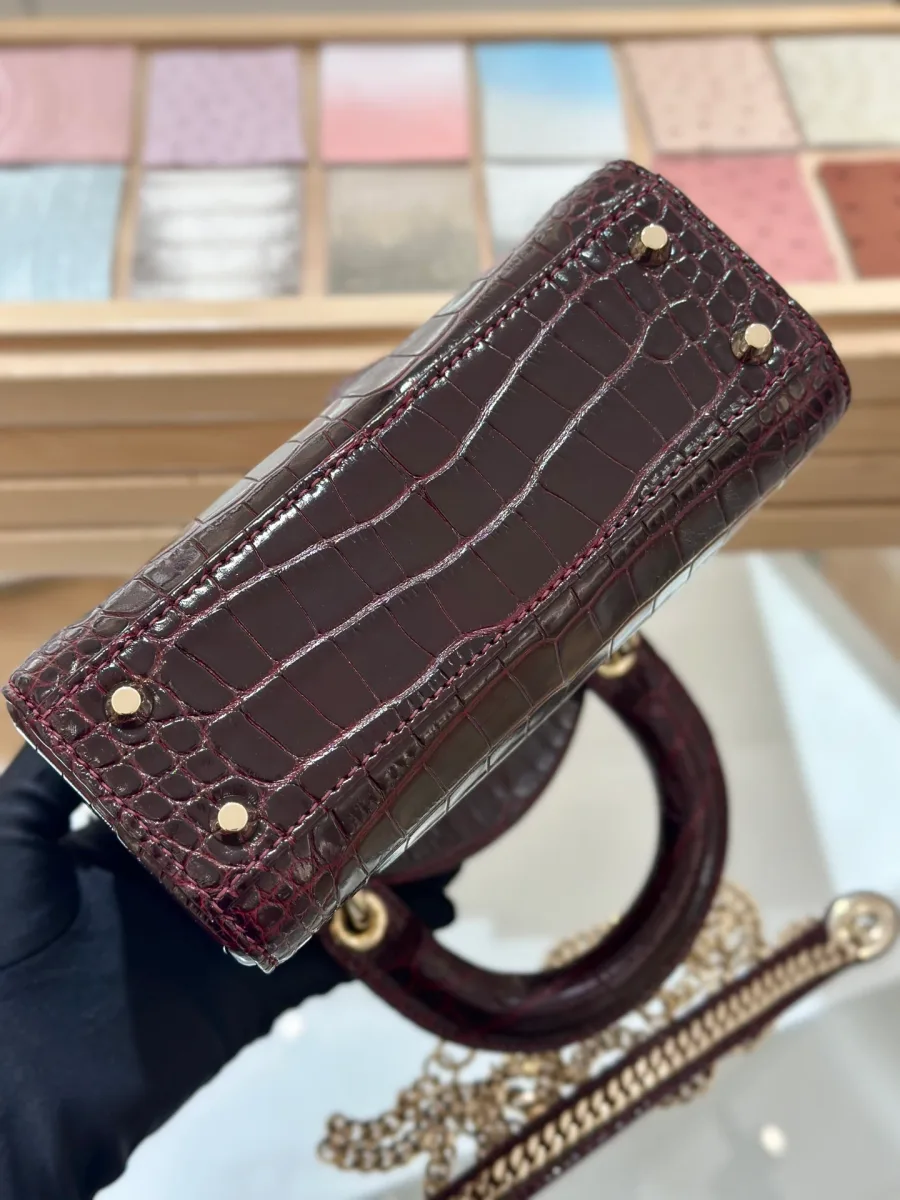 Дно бордовой сумки Lady Dior 17 с четырьмя металлическими ножками