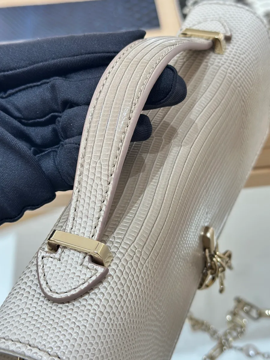 Крупный план кожаной верхней ручки сумки Dior WOC