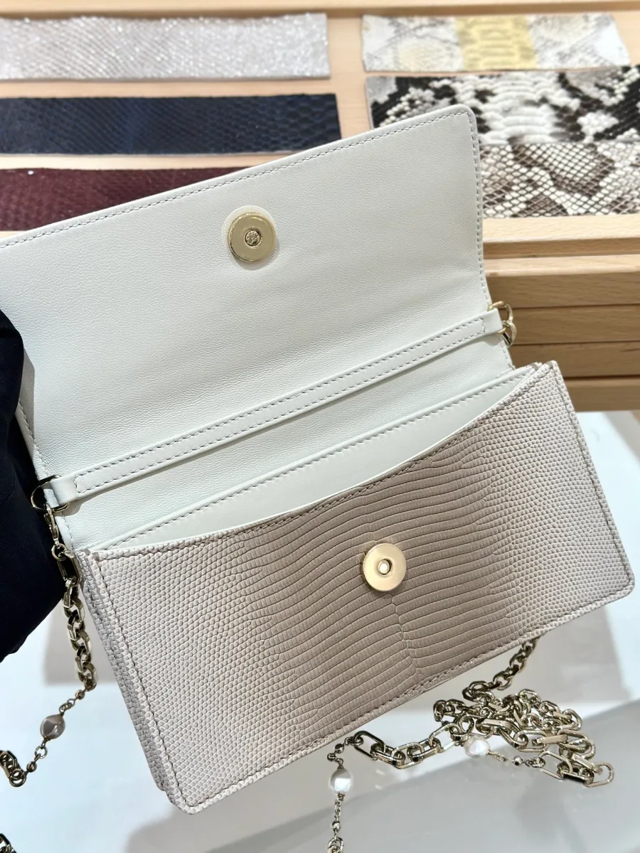 Сумка Dior WOC в открытом виде, вид на внутреннее отделение и кнопку