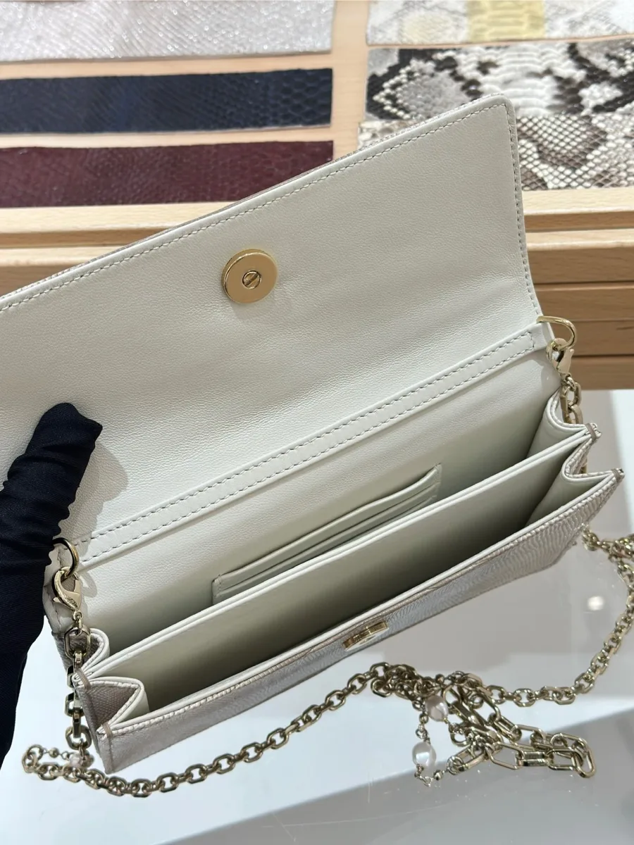 Внутреннее устройство сумки Dior WOC с отделениями для карт и карманами