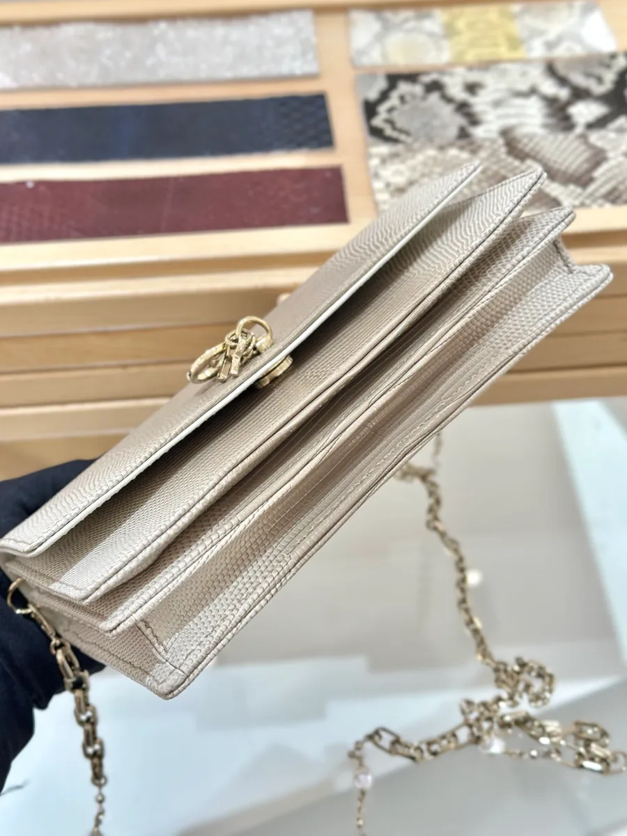 Вид на сумку Dior WOC снизу, демонстрирующий ширину и швы