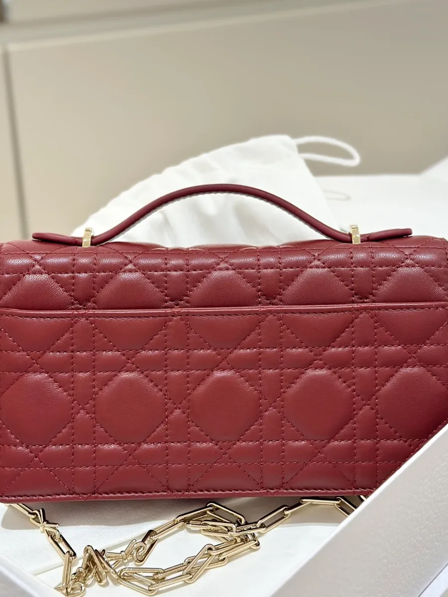 Бордовая сумка-клатч Dior WOC, вид сзади, демонстрирующий стеганый узор Cannage