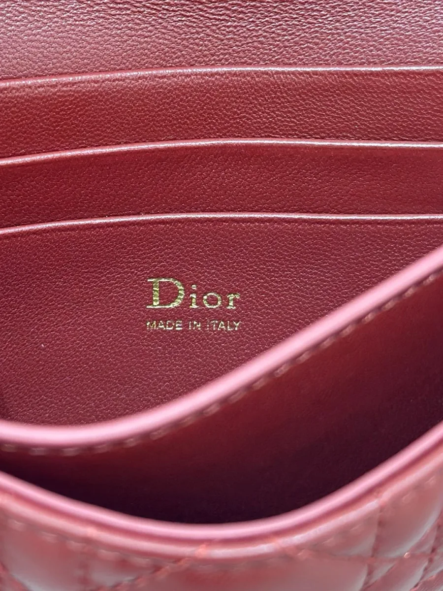 Крупный план золотистого тиснения Dior Made in Italy внутри сумки