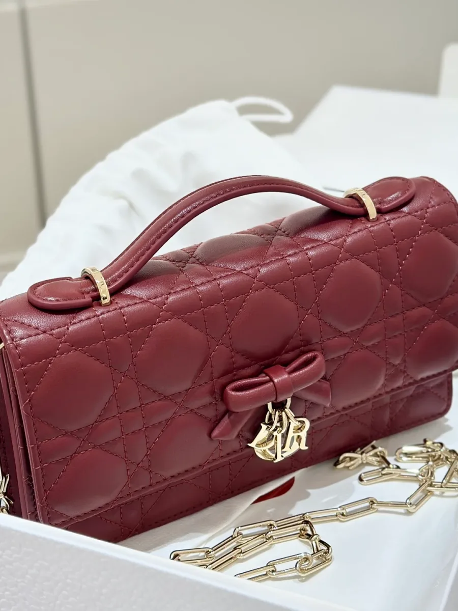 Бордовая сумка-клатч Dior WOC с бантом, вид в три четверти