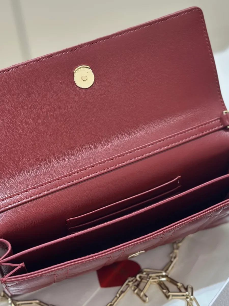 Открытая бордовая сумка Dior WOC, вид на внутренние отделения и слоты для карт