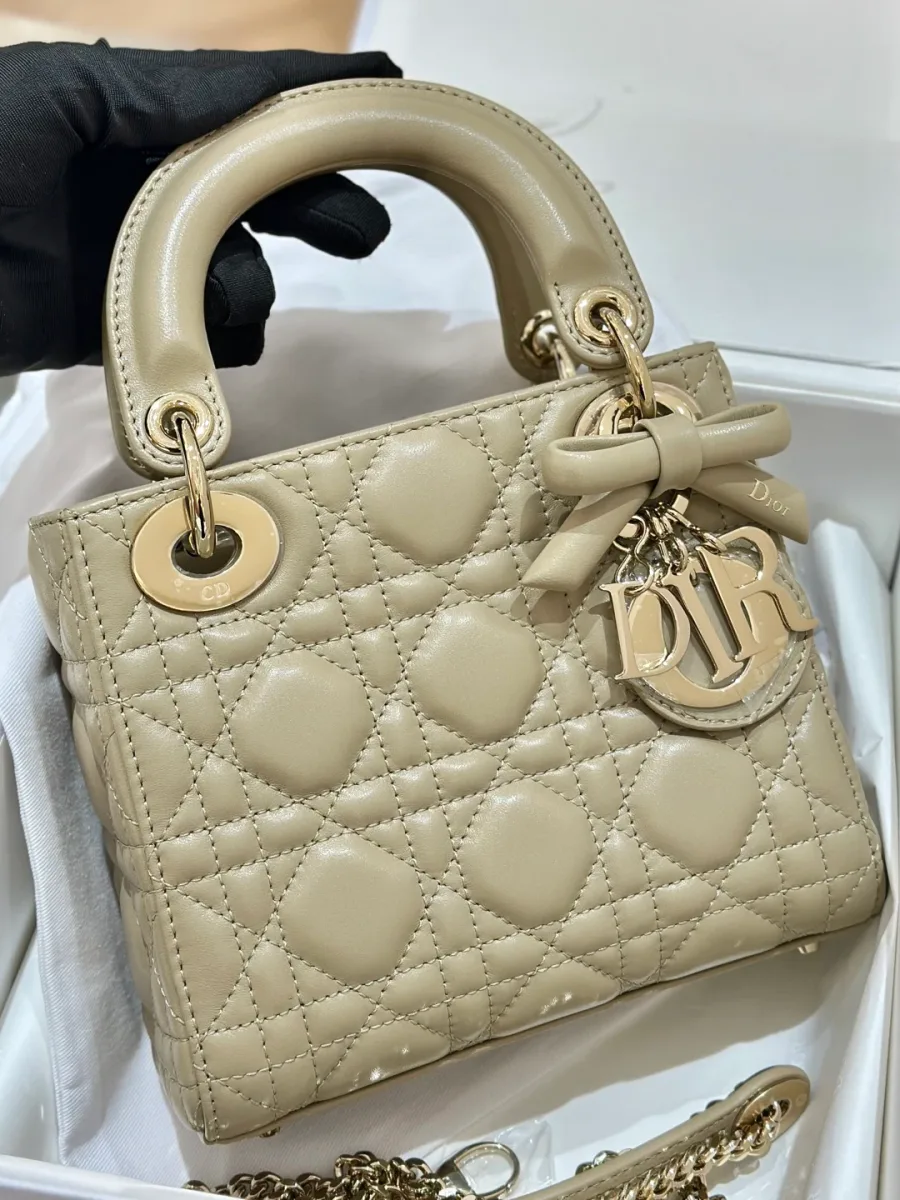 Бежевая сумка Lady Dior 17 с узором Cannage и кожаным бантом, вид спереди
