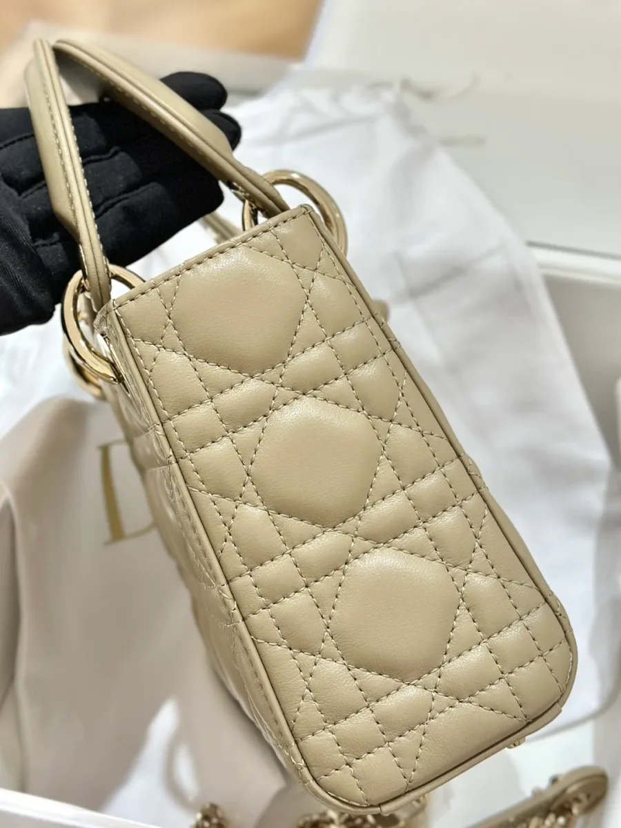 Бежевая сумка Lady Dior 17 сбоку, демонстрирующая стеганую текстуру Cannage