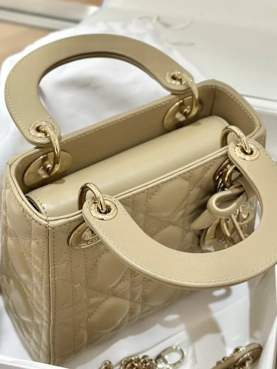 Бежевая сумка Lady Dior 17 с открытым верхним клапаном, вид сверху