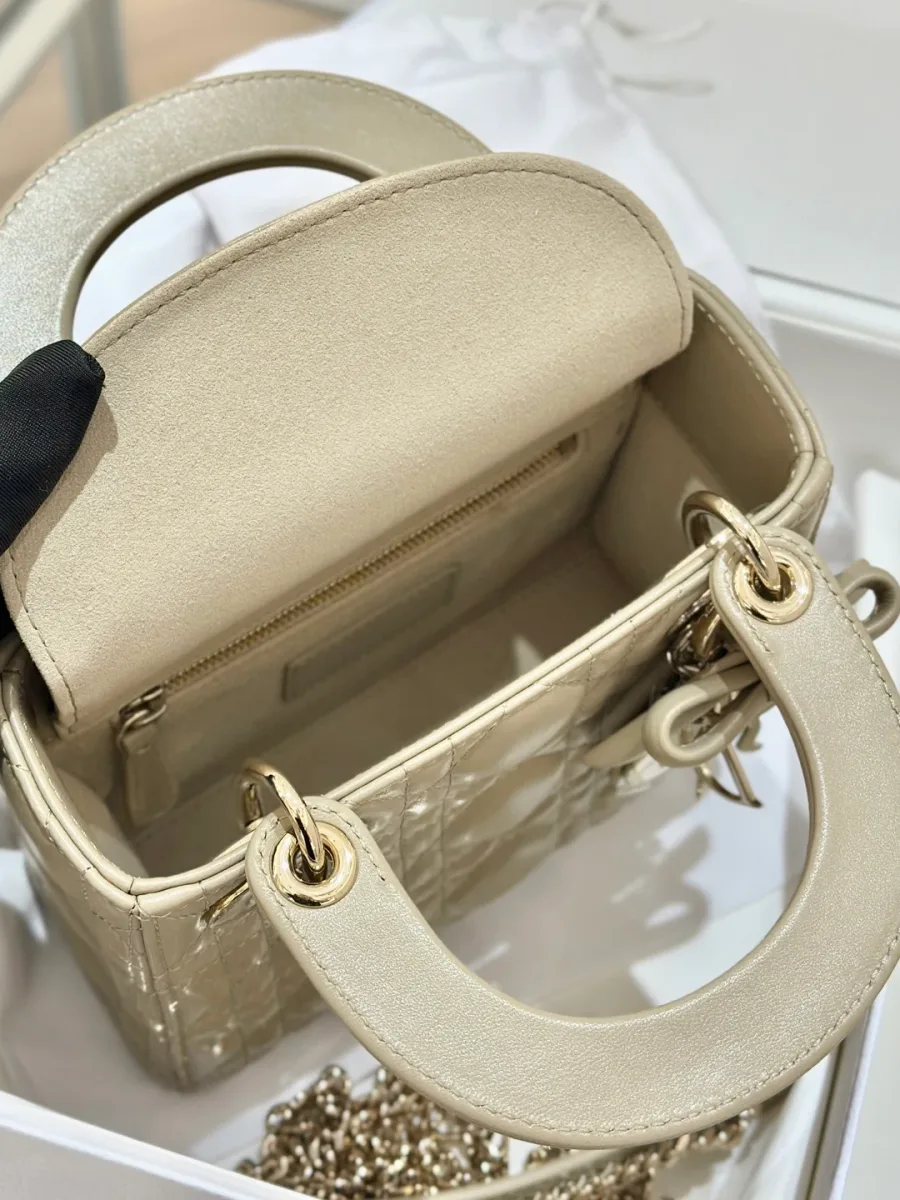 Внутреннее отделение бежевой сумки Lady Dior 17 с открытым клапаном
