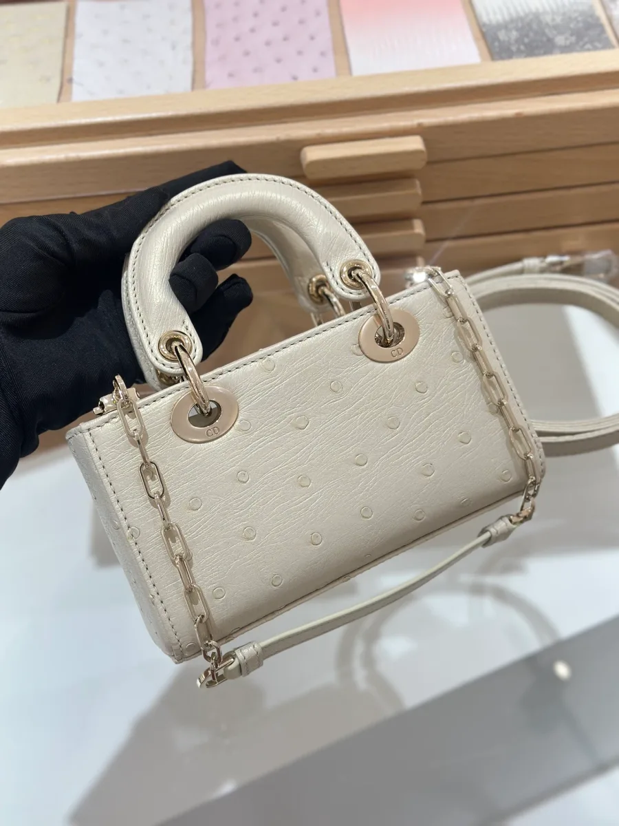 Бежевая сумка Lady D-Joy 16 из кожи страуса, ракурс три четверти