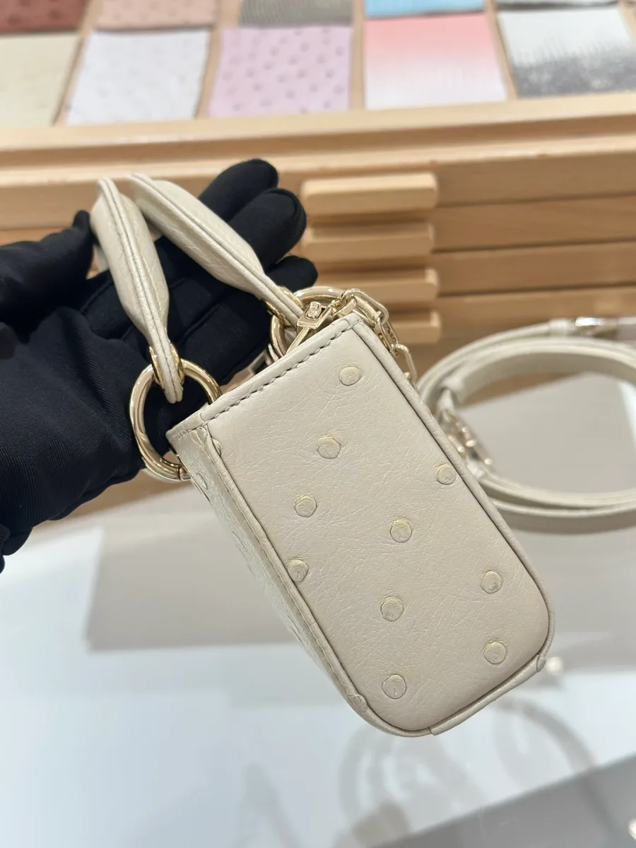 Боковая сторона бежевой сумки Lady D-Joy 16, демонстрирующая текстуру кожи страуса