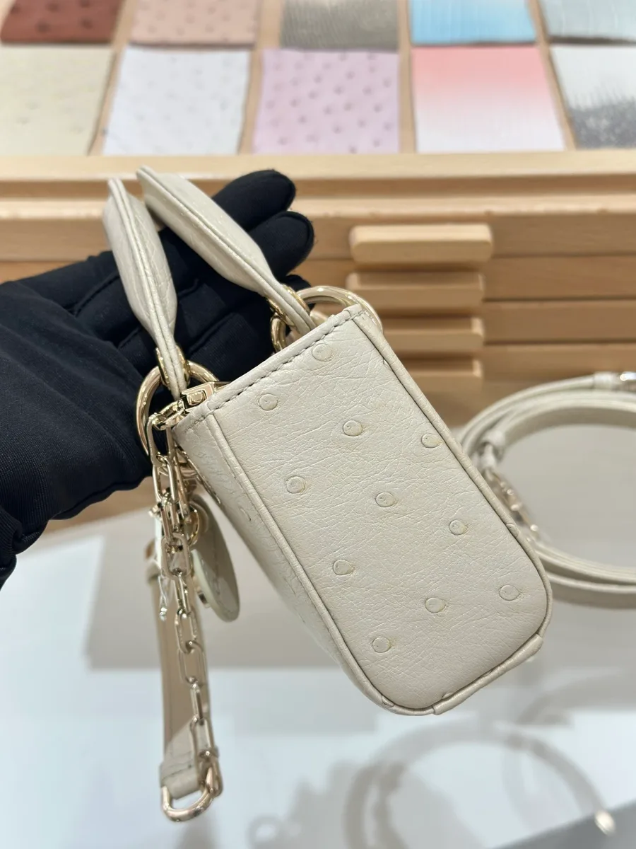 Другой боковой ракурс бежевой сумки Lady D-Joy 16 с креплением для ремня