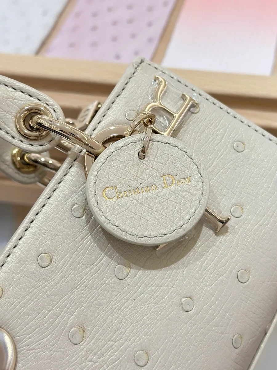Крупный план кожаного ярлыка с тиснением Christian Dior под подвеской