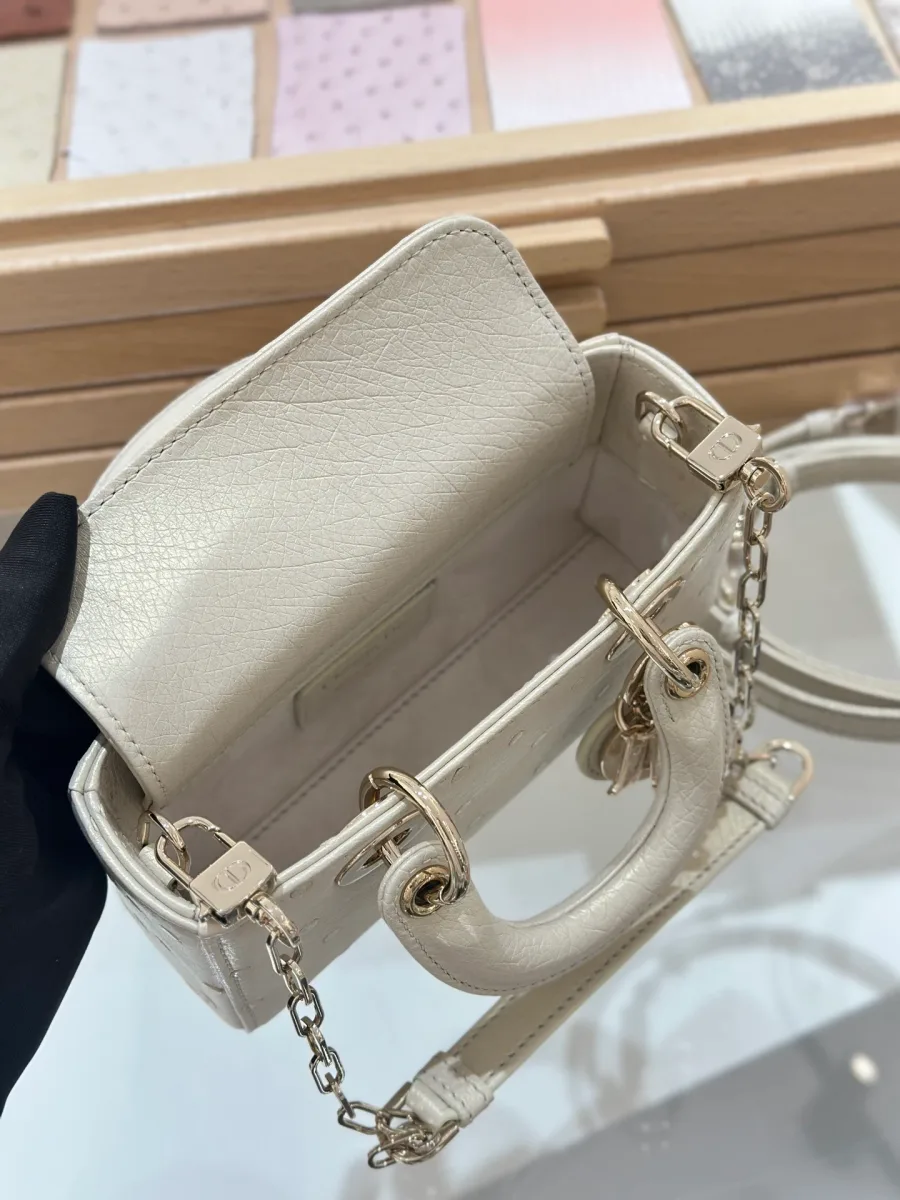 Внутреннее отделение бежевой сумки Lady D-Joy 16 с открытым клапаном