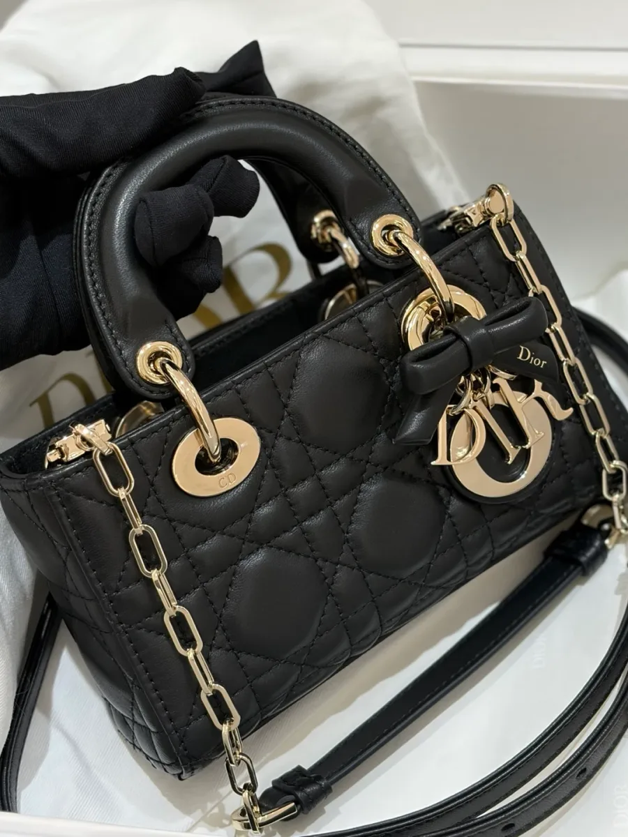 Черная мини-сумка Dior Lady D-Joy с золотистой фурнитурой и подвесками, вид спереди