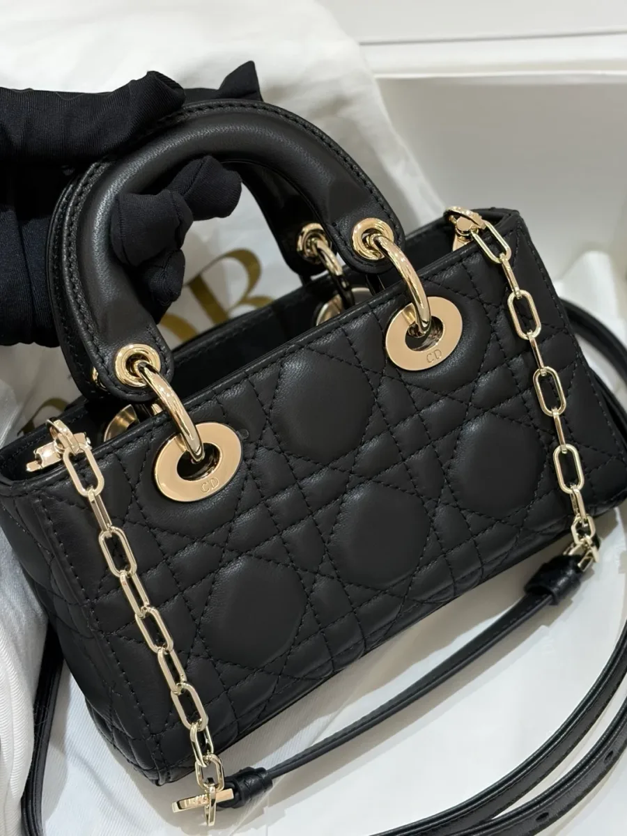 Черная стеганая сумка Dior Lady D-Joy с короткими ручками и цепочкой, вид в три четверти
