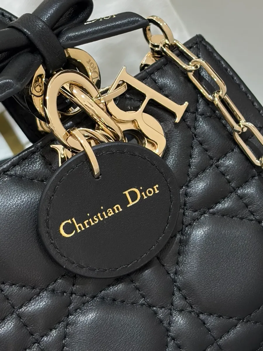Крупный план круглой кожаной подвески с тиснением Christian Dior