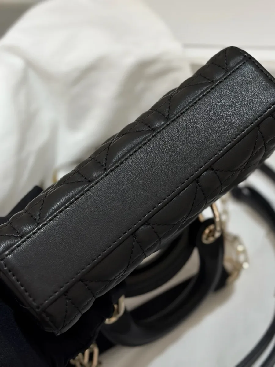 Вид снизу на гладкое кожаное дно черной сумки Dior Lady D-Joy