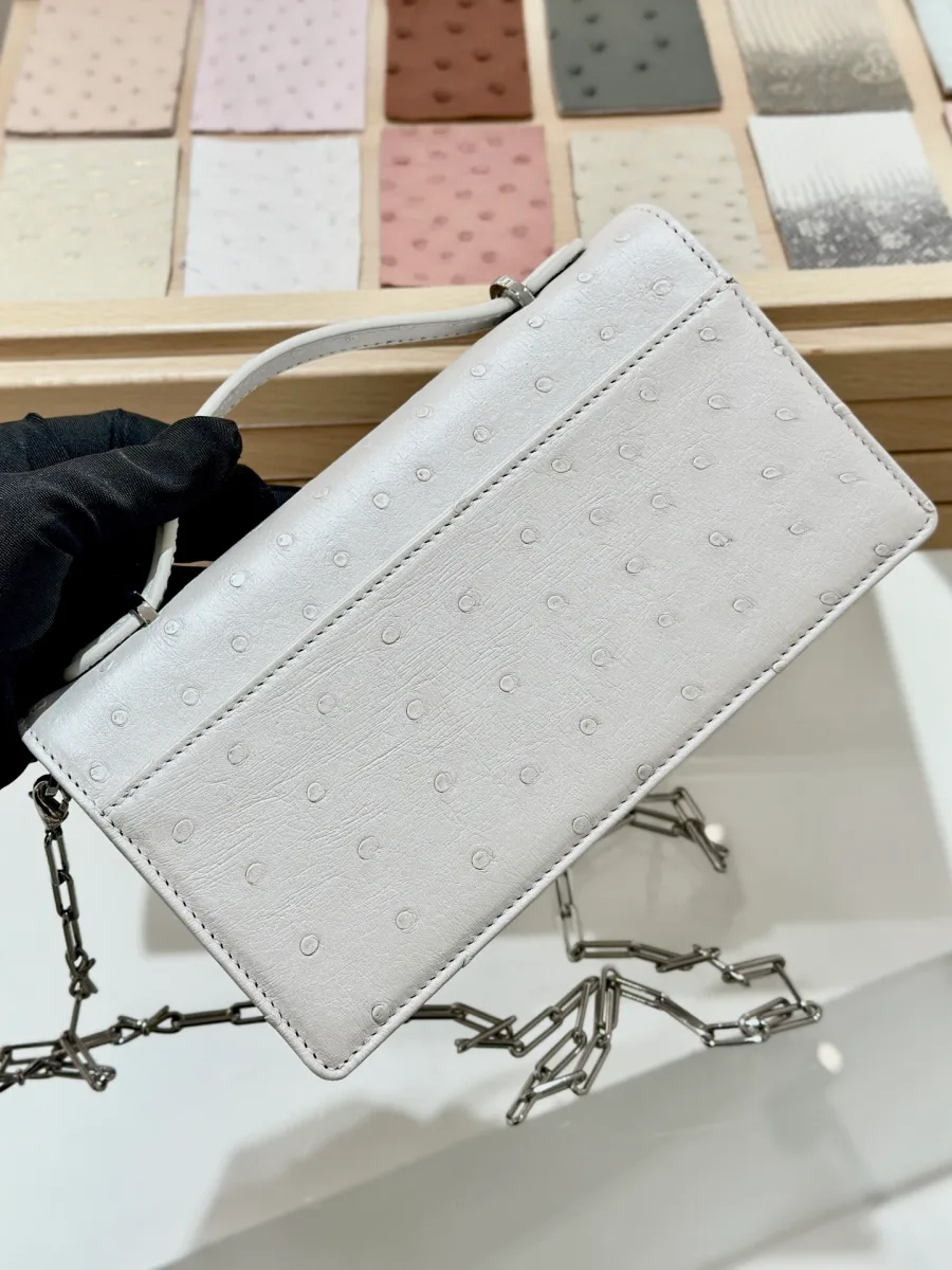 Белый клатч Dior Jolie WOC из кожи страуса, вид сзади