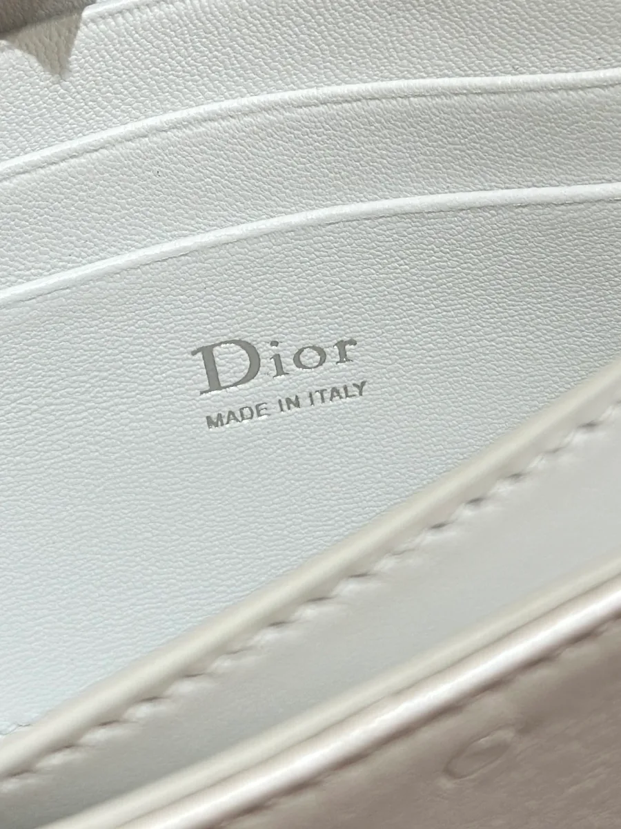 Тисненый логотип Dior Made in Italy на внутренней кожаной отделке клатча