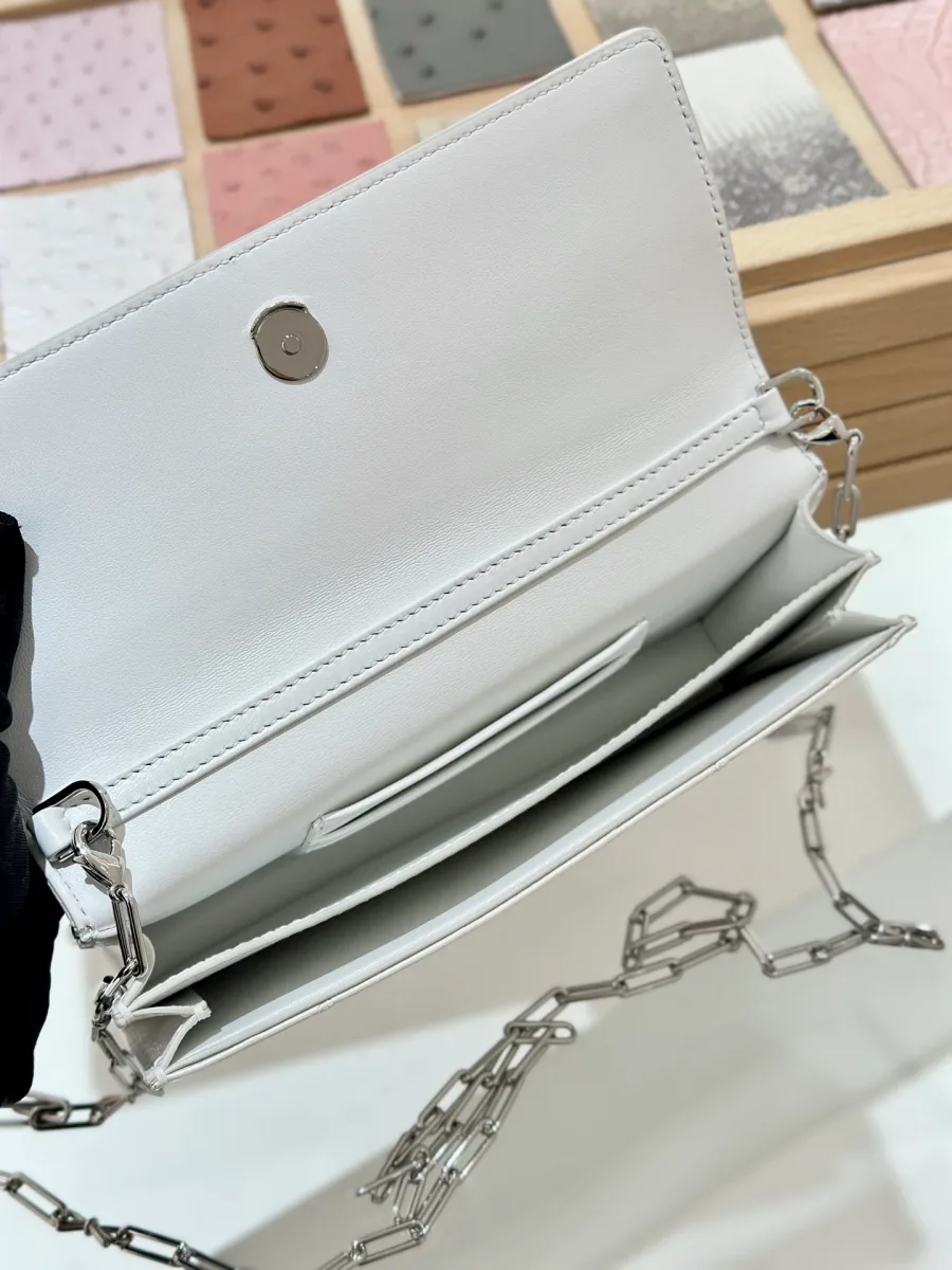 Внутреннее отделение клатча Dior Jolie WOC с карманами для карт