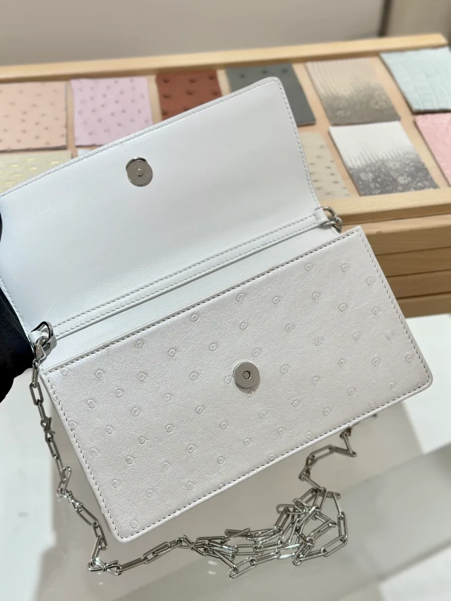 Открытый клатч Dior Jolie WOC, вид изнутри на магнитную застежку