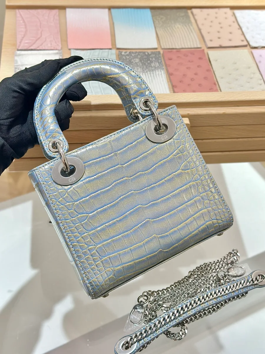 Голубая сумка Lady Dior 17 с эффектом металлик, вид сзади