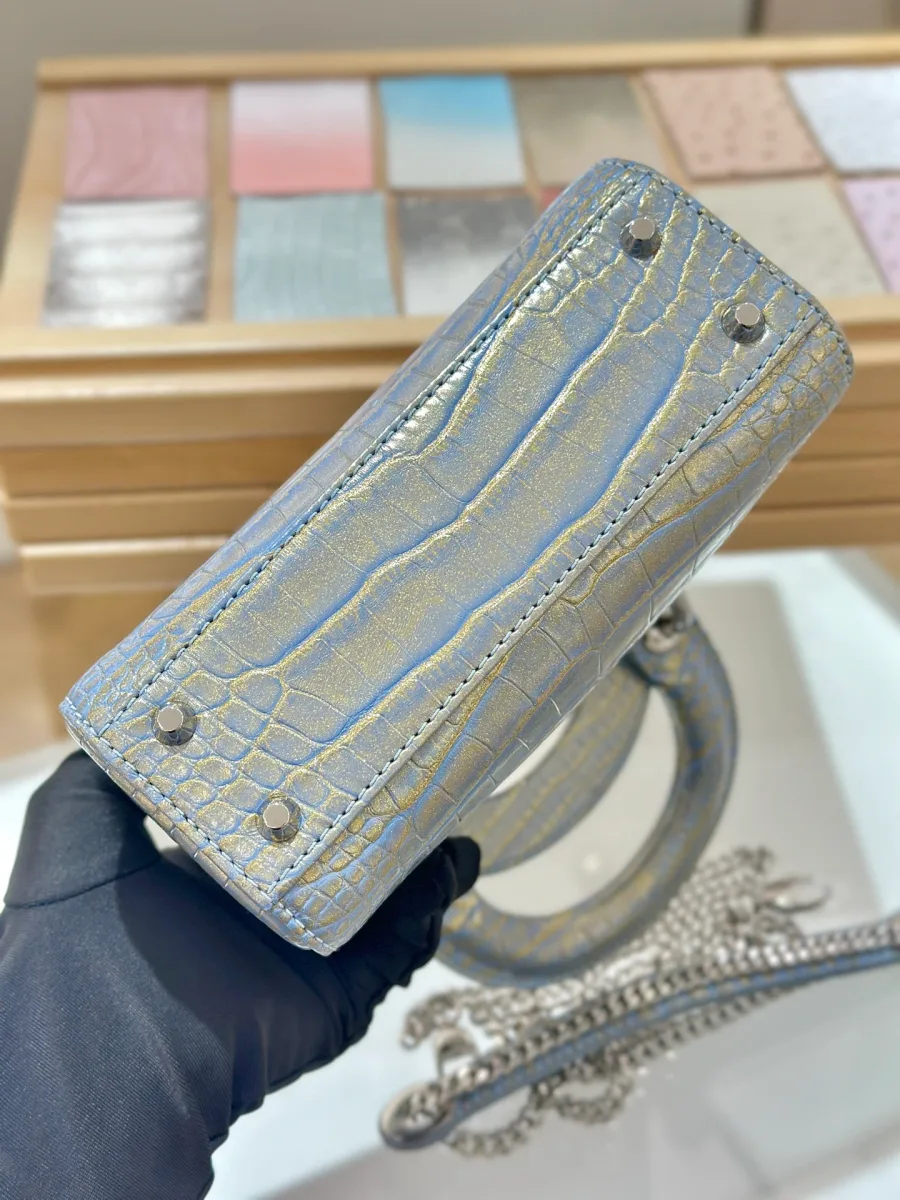 Вид на дно голубой сумки Lady Dior 17 с металлическими ножками