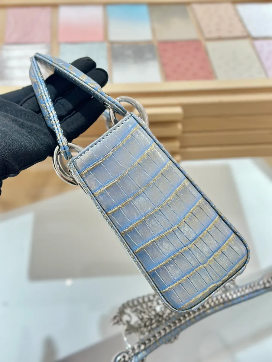 Голубая сумка Lady Dior 17, вид сбоку