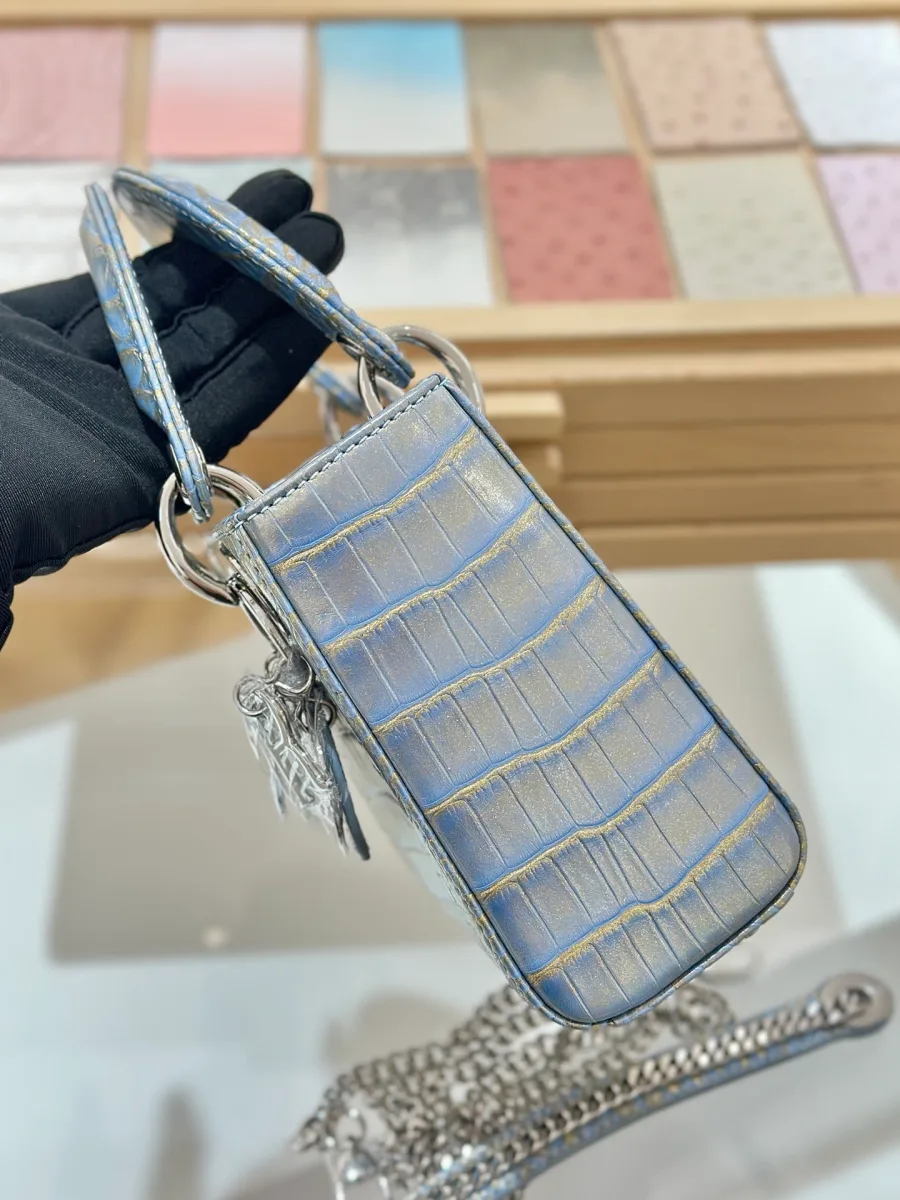 Голубая сумка Lady Dior 17 с плечевым ремнем-цепочкой, вид сбоку