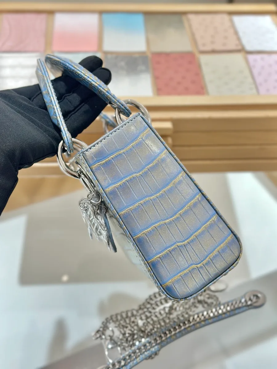 Голубая сумка Lady Dior 17, вид сбоку под углом