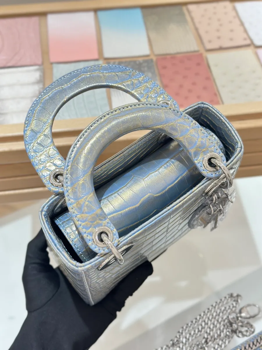 Голубая сумка Lady Dior 17, вид сверху на ручки и внутреннее отделение
