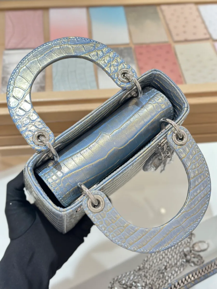 Голубая сумка Lady Dior 17 с открытым клапаном, вид сверху