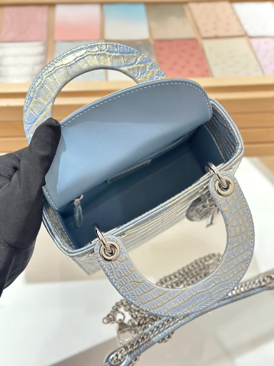 Внутреннее отделение голубой сумки Lady Dior 17 с подкладкой в тон