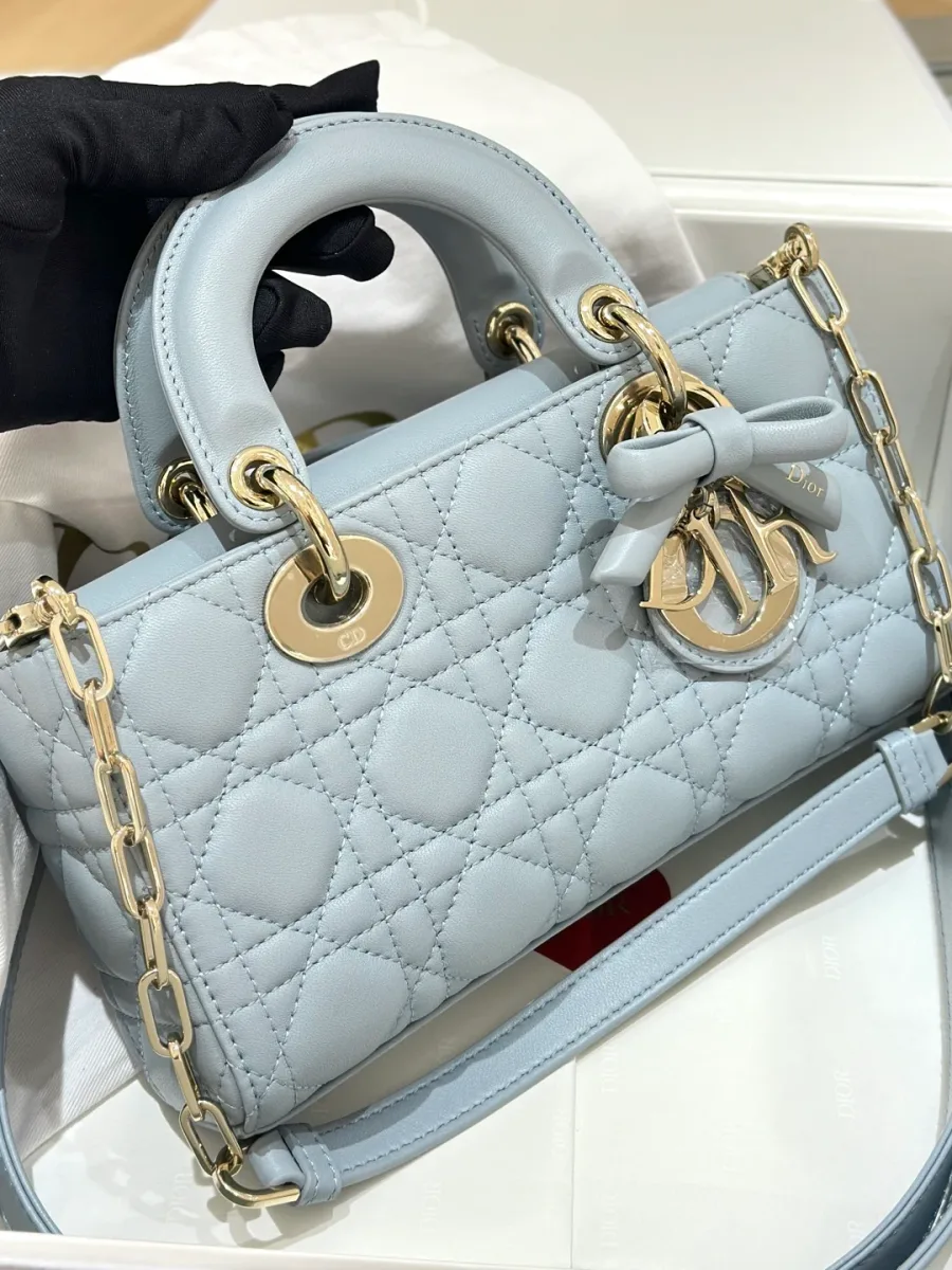 Серо-голубая сумка Dior Lady D-Joy с верхней ручкой и золотистой цепочкой, вид спереди