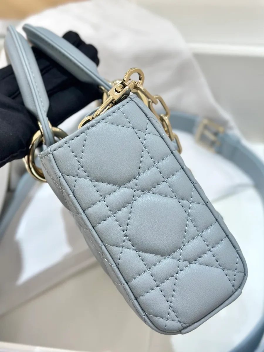 Боковая сторона сумки Dior Lady D-Joy, демонстрирующая стеганую текстуру Cannage