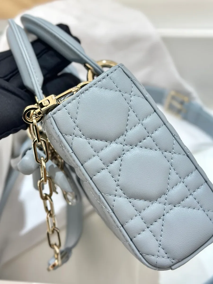 Вид сбоку на сумку Dior Lady D-Joy с прикрепленным плечевым ремнем