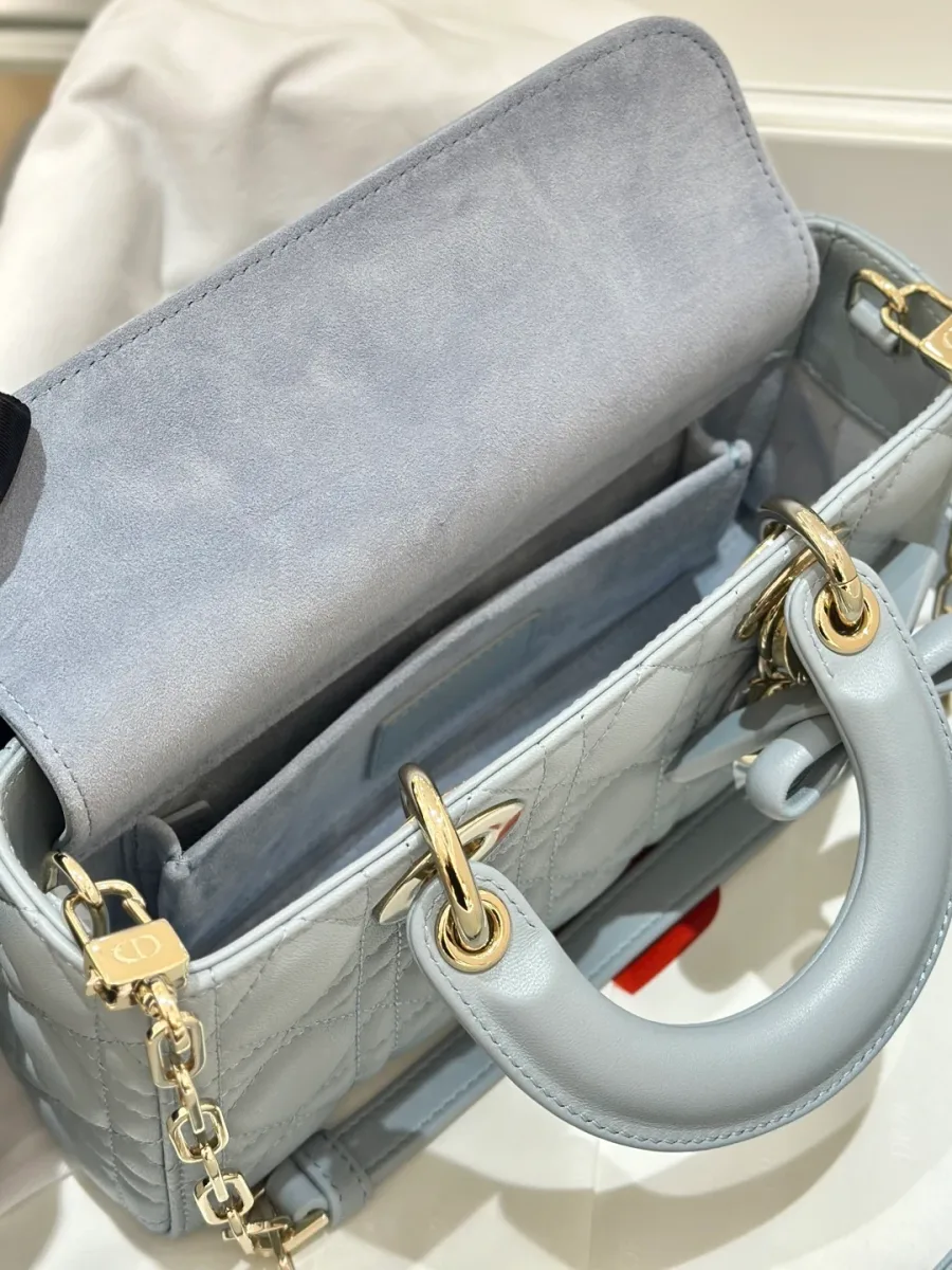 Вид сверху на открытое внутреннее отделение сумки Dior Lady D-Joy с клапаном