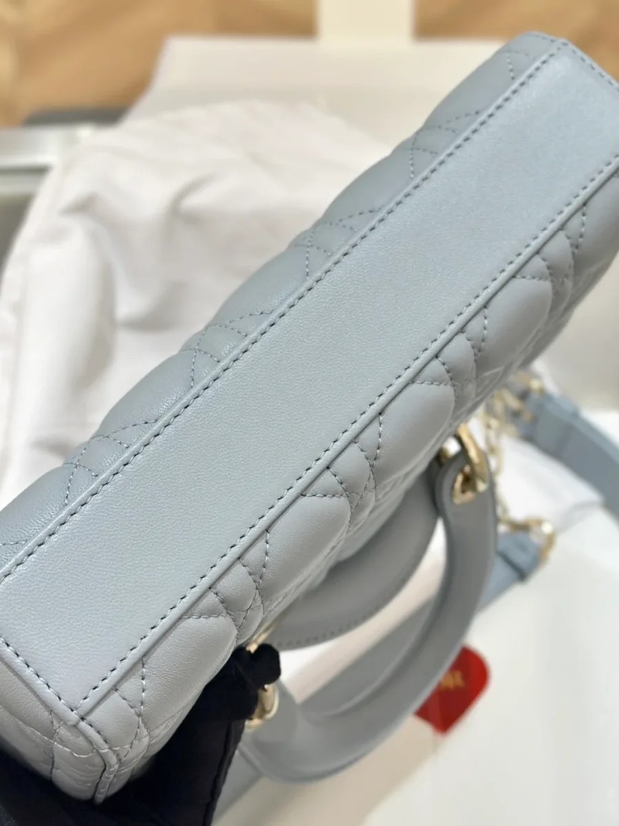 Нижняя панель сумки Dior Lady D-Joy из гладкой голубой кожи
