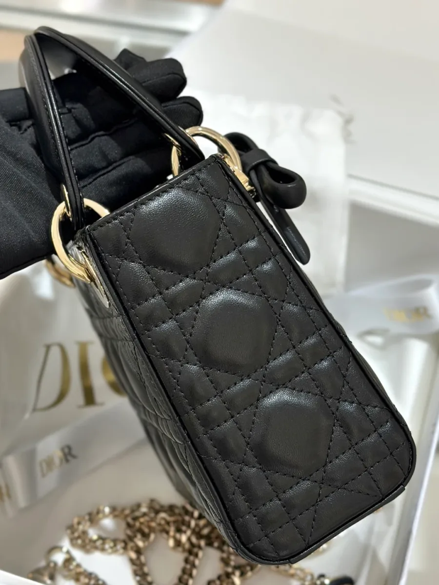 Боковая сторона черной стеганой сумки Lady Dior, демонстрирующая форму и швы