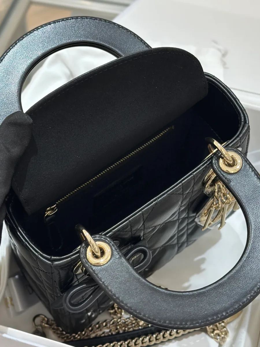 Внутреннее отделение черной сумки Lady Dior с кожаным клапаном