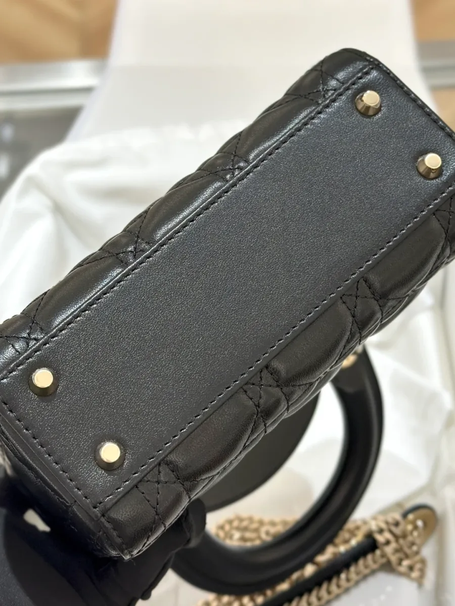 Нижняя часть черной сумки Lady Dior с четырьмя защитными металлическими ножками