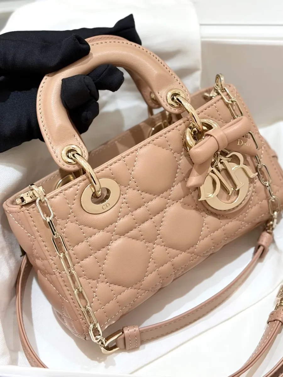 Бежевая сумка Lady D-Joy Micro с золотистой фурнитурой в коробке, вид сверху