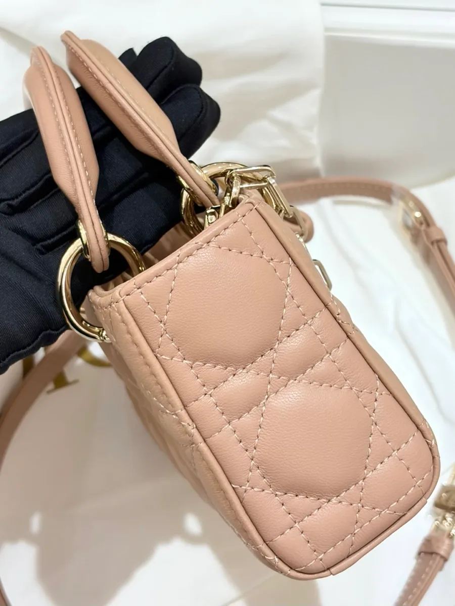 Бежевая сумка Lady D-Joy Micro, вид сбоку, демонстрирующий ширину